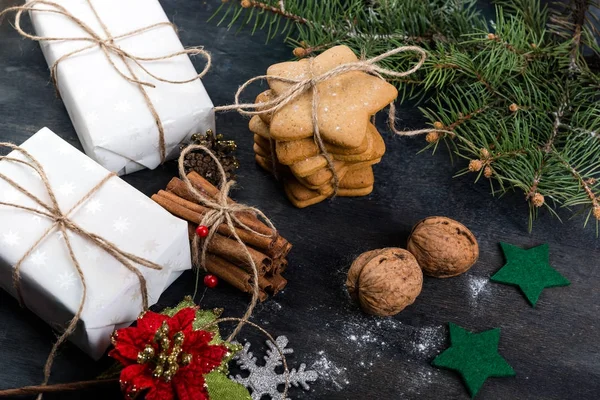 Galletas Navidad Con Regalos Sobre Fondo Oscuro —  Fotos de Stock