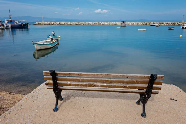 Banco Perto Barcos Pesca Nea Fokea Halkidiki Grécia — Fotografia de Stock