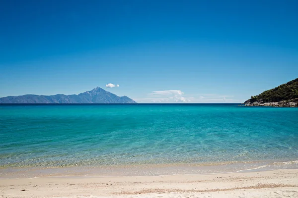 美丽的海滩在 Sithonia 东海岸附近山阿托斯 Chalkidiki 半岛在希腊 — 图库照片
