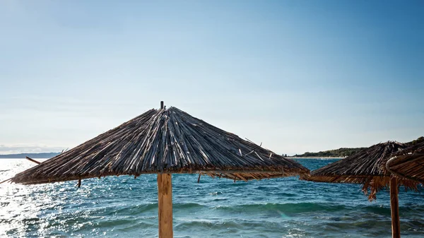 Stro Paraplu Een Strand Buurt Van Zee Tropische Achtergrond — Stockfoto
