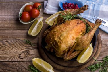 Baharatlı kızarmış tavuk ve ahşap masada kesilmiş limon.