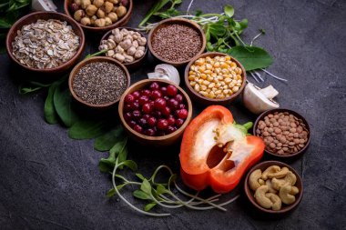 Superfood, microgreen, nuts, berries, Sebze, Koyu arka planda tahıl, sağlıklı yeme. 