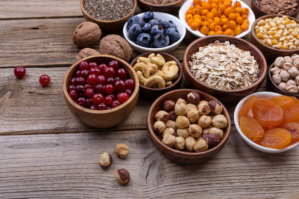 Различные супердухи набор, семена, орехи, зерна, клюква, сушеные абрикосы, облепиха, черника, овсянка. Вегетарианская концепция здорового питания
.