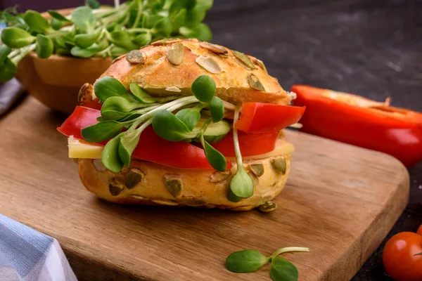 Gezond Broodje Met Microgreens Kaas Peper Close Donkere Tafel — Stockfoto