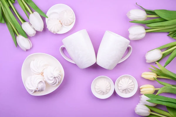 Tulipanes Blancos Taza Blanca Con Dulces Sobre Fondo Rosa Acostado —  Fotos de Stock