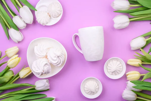 Tulipanes Blancos Taza Blanca Con Dulces Sobre Fondo Rosa Acostado —  Fotos de Stock