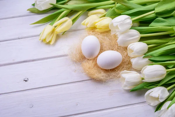Huevos Tulipanes Pascua Sobre Fondo Blanco —  Fotos de Stock