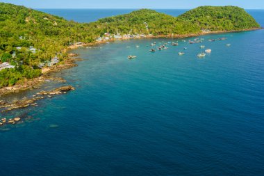 Phu Quoc yakınlarındaki güzel sahil, Vietnam. Turkuaz deniz, tropikal manzara