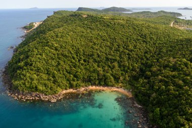 Phu Quoc Adası yakınlarındaki güzel sahil, Vietnam. Turkuaz deniz, tropikal manzara