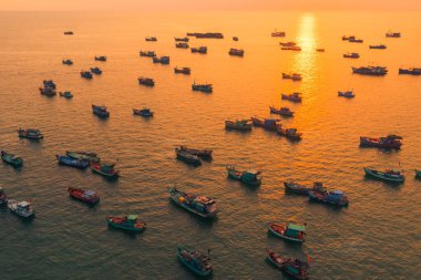 Gün batımında Harbor Körfezi 'nin panoramik manzarası, Phu Quoc, Vietnam