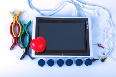 Teletıp doktoru izliyor. Teletıp konsepti - hasta izleme, kardiyogram belirleme