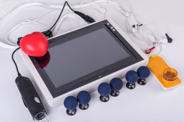 ECG izleme, spirometre ve dermatoskop ile izleme, teletıp konsepti