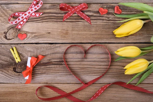 Kalpler Kurdele Ahşap Arka Planda Sarı Laleler Sevgililer Günü Arka — Stok fotoğraf