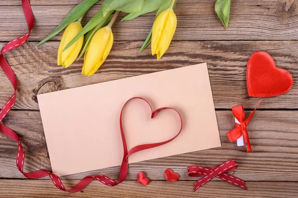 Corazones Cinta Tulipanes Amarillos Sobre Fondo Madera Fondo San Valentín —  Fotos de Stock