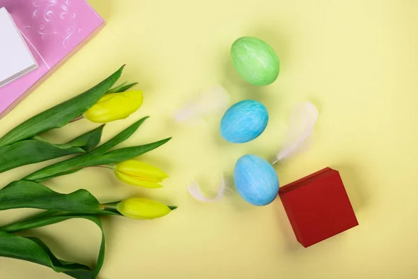 Bahar Laleleri Yumurtalar Üst Manzara Paskalya Günü Arka Planı — Stok fotoğraf