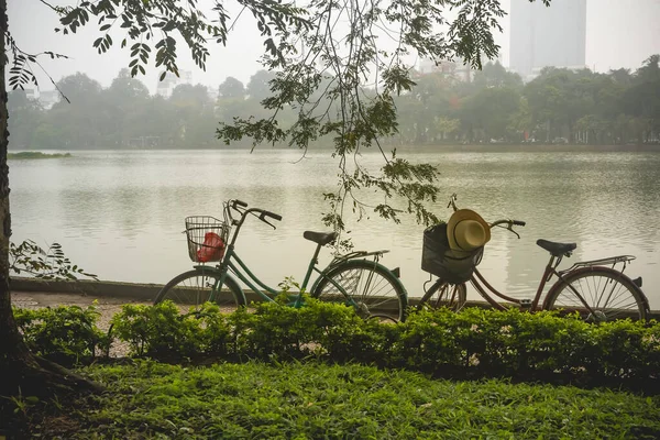 ハノイの返された剣の湖の上の自転車 ハノイの街並み ベトナム — ストック写真