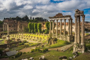 Palatine Tepesi 'nin eski kalıntıları güneş ışığında, Roma, İtalya' nın tarihi yeri.