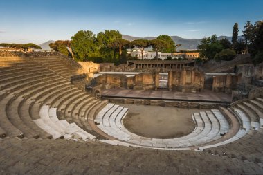 Günbatımında amfitiyatronun kalıntıları, Pompeii, Vezüv yanardağı yakınlarındaki antik Roma şehri, İtalya