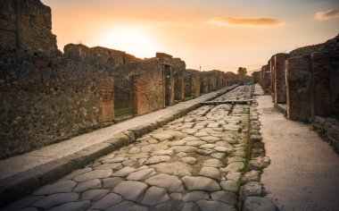 Antik Roma şehri Pompeii 'nin kalıntıları, Vezüv yanardağına karşı gün batımında, İtalya. Pompeii Caddesi.