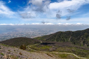 İtalya 'nın Vezüv Dağı' ndan Napoli Körfezi 'nin panoramik manzarası, seçici odaklanma
