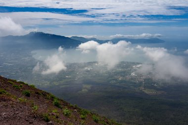 İtalya 'nın Vezüv Dağı' ndan Napoli Körfezi 'nin panoramik manzarası, seçici odaklanma