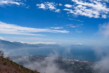 İtalya 'nın Vezüv Dağı' ndan Napoli Körfezi 'nin panoramik manzarası, seçici odaklanma