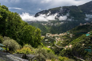 Amalfi kıyısındaki Ravello köyü, Amalfi kıyısındaki tepelerin arasında Lemons bahçeleri, Ravello, İtalya 