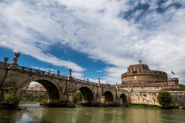 Roma 'daki Castel Sant Angelo Tiber Nehri üzerinde, antik Roma, İtalya' da inşa edildi.. 