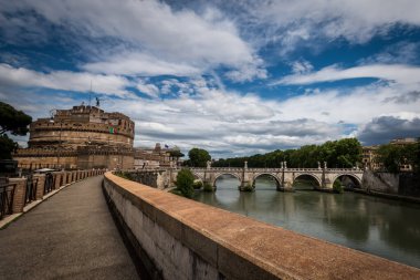 Roma 'daki Castel Sant Angelo Tiber Nehri üzerinde, antik Roma, İtalya' da inşa edildi.. 