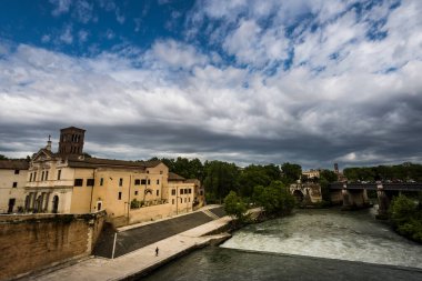Tiber Nehri, Roma, İtalya 'daki Tiberina Adası (Isola Tiberina). 