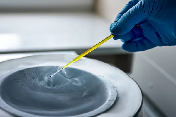 Folyékony Nitrogénen Spermát Petesejteket Tartalmazó Folyékony Nitrogénbankon Lévő Kémcső Kriokonzerválása — Stock Fotó