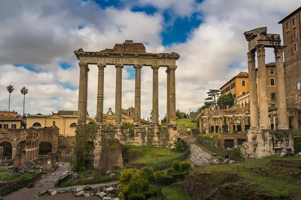 태양이 내리쬐는 고대의 의유적 이탈리아 로마의 역사적 — 스톡 사진