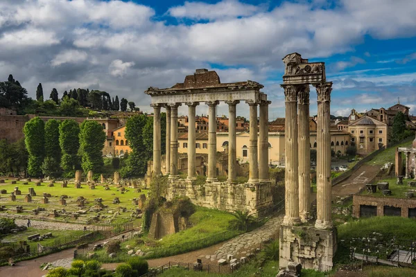 Palatine Tepesi 'nin eski kalıntıları güneş ışığında, Roma, İtalya' nın tarihi yeri.