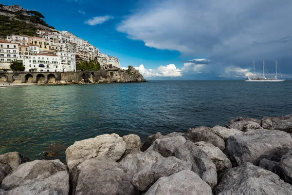 意大利阿马尔菲海岸岩石上的波西塔诺 海滩和五彩斑斓的房屋 — 图库照片
