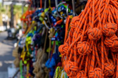 Hediyelik eşya pazarı, Bodrum, Türkiye. Deniz ipleri. 