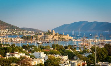 Aziz Peter Kalesi ve marinasının panoramik manzarası, Bodrum, Türkiye, gün batımında