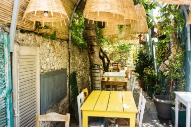  Tipik Yunan verandası. Yunanistan, Kos. Çiçek saksılı veranda.