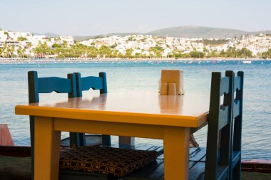 Gumbet sahilindeki restoran ya da kafe manzarası. Ege denizi, Bodrum, Türkiye
