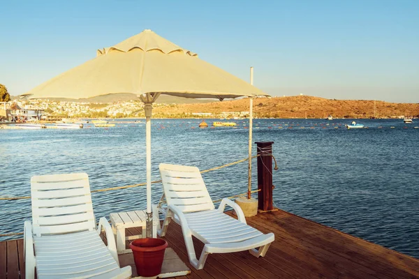 Sonnenliegen Und Sonnenschirme Strand Bei Sonnenuntergang Ägäis Türkei — Stockfoto