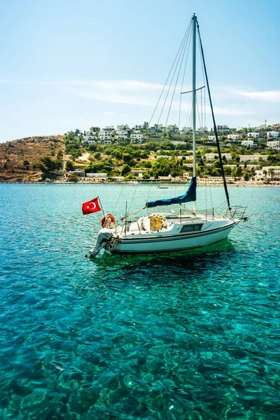 View Yacht Turquoise Sea Ortakent Beach Bodrum Turkey — Stock Photo, Image