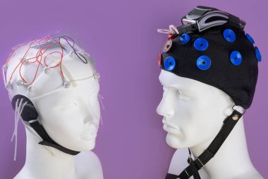 EEG elektrotlu model başlıkları farklı tipte, mor arka planda EEG kulaklık ekipmanı, EEG ekipmanı