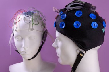 EEG elektrotlu model başlıkları farklı tipte, mor arka planda EEG kulaklık ekipmanı, EEG ekipmanı
