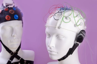 EEG elektrotlu model başlıkları farklı tipte, mor arka planda EEG kulaklık ekipmanı, EEG ekipmanı
