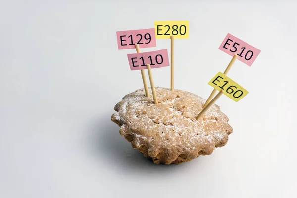 Haplarla dekore edilmiş kapkekler, kaybedilmiş beyaz arka plan.