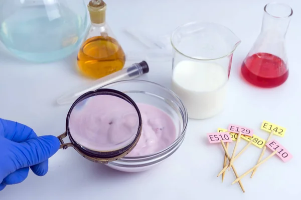 Inspektor bezpečnosti potravin testuje jogurt z trhu — Stock fotografie
