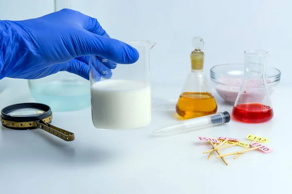 Perito em controlo de qualidade examinando o leite em laboratório — Fotografia de Stock