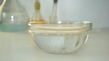 Laboratuvar bira fabrikası. Kuru bira mayası rehidrasyonu. Bira fermantasyonu için hazırlık. Yakın plan..