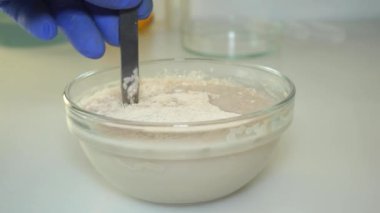 Laboratuvar bira fabrikası. Kuru bira mayası karıştırmak. Bira fermantasyonu için hazırlık. Yakın plan..