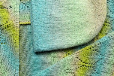 Kış zamanı için renkli yün arka plan. Atkı ve şapka. Üst Görünüm.