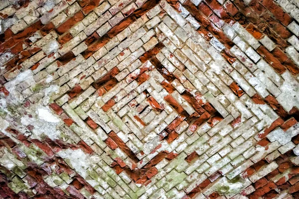 Vieux mur de briques rouges vintage avec fond de texture en plâtre blanc écrasé. Fond d'écran de bâtiment rétro blanc rouge. Surface du mur extérieur de Grunge Street. Modèle urbain abstrait . — Photo